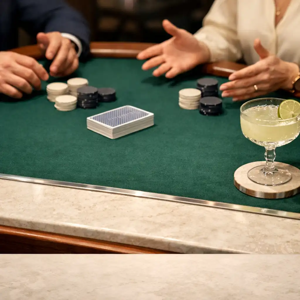Dłonie gości przy zielonym pokerowym stole, karty, szkło i srebrny detal
